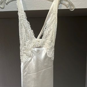 VINTAGE  Elegant bridal laced négligée